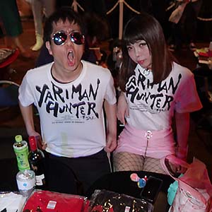 やりまんハンターロゴTシャツを着た横須賀歌麻呂と白玉あも